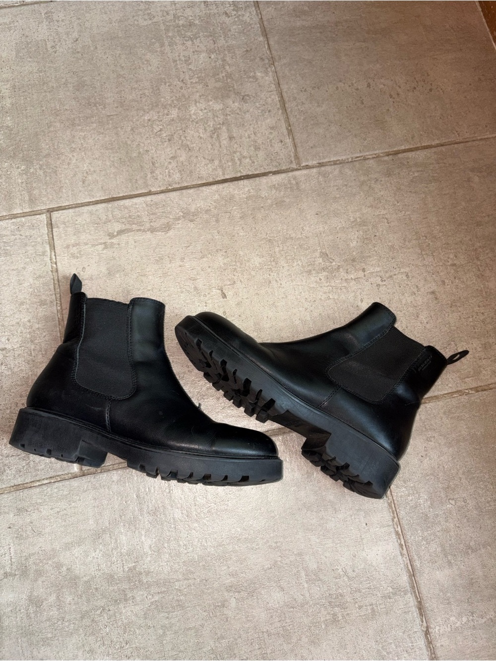 Vagabond Black Leather Chelsea Lug Sole Boots